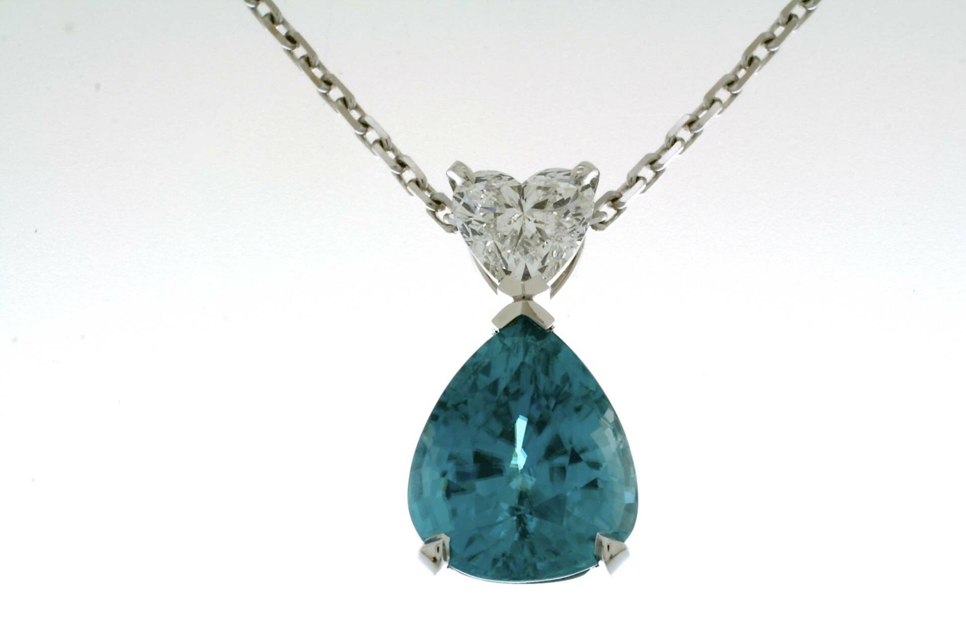 TITANIC : Collier or blanc 750, Zircon bleu naturel et Diamant Coeur